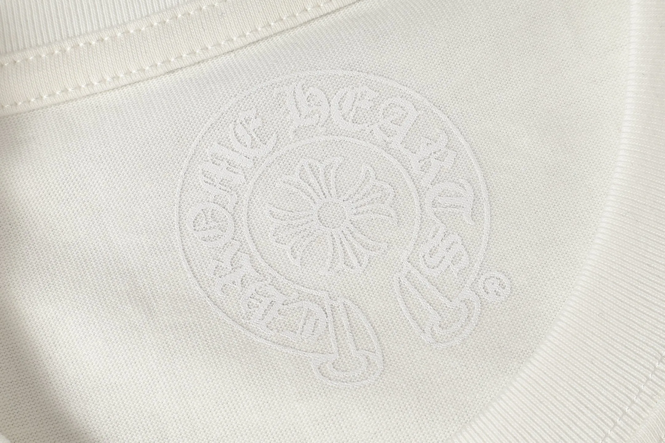 P150 Cross-border running quantity model, please do not place an order if you are pursuing quality - Chrome Hearts/Chrome Heart Cross Sanskrit short-sleeved T-shirt - High weight, high density and high quality. The wool is soft, delicate and skin-friendly. It feels soft and silky. It has excellent warmth and skin-friendly properties. - Customized weaving and dyeing, no color difference. No matter the fabric or workmanship details, it is better than the ordinary version on the market. -Colour: black white -Size: S M L XL